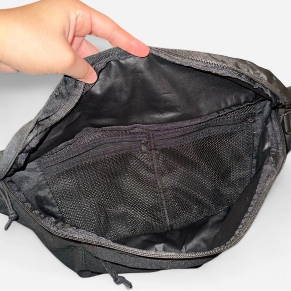 NIKE Tech fanny pack/Crossbody bag - Picture 2 of 8